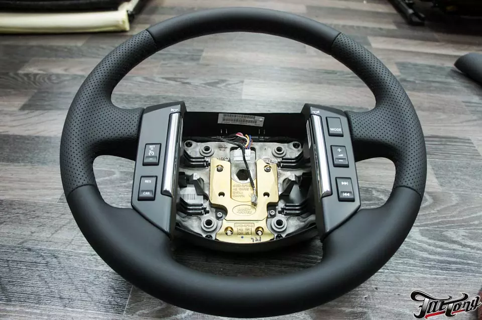 Land Rover Freelander. Установка фирменного подогрева руля и пошив обода руля. Шумоизоляция дверей.